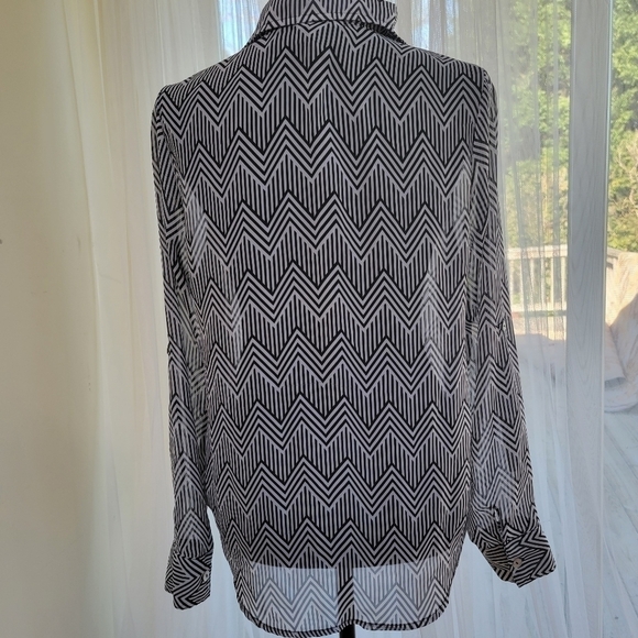 About A Girl B/W Sheer Chevron Button Front Long Sleeve Blouse Size M EUC - Picture 2 of 10